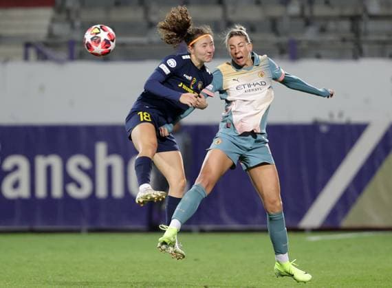 WOMEN SOCCER - UEFA CL, St.Poelten vs Man.City VIENNA,AUSTRIA,16.OCT.24 - WOMEN SOCCER - UEFA Women s Champions League, group stage, SKN Sankt Poelten vs Manchester City. Image shows Melanie Brunnthaler (St.Poelten) and Alanna Kennedy (Man.City).  GEPAxpictures xWalterxLuger