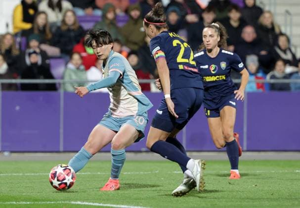 WOMEN SOCCER - UEFA CL, St.Poelten vs Man.City VIENNA,AUSTRIA,16.OCT.24 - WOMEN SOCCER - UEFA Women s Champions League, group stage, SKN Sankt Poelten vs Manchester City. Image shows Aoba Fujino (Man.City), Jennifer Klein and Izabela Krizaj (St.Poelten).  GEPAxpictures xWalterxLuger