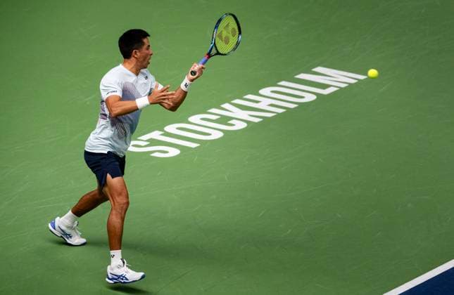 STOCKHOLM 20241017 Dubbelmatchen mellan Gonzalo Escobar (bild) och Diego Hidalgo fran Ecuador mot Hugo Nys fran Monaco och Jan Zielinski fran Polen under Stockholm Open i Kungliga tennishallen. Stockholm SVERIGE x10430x