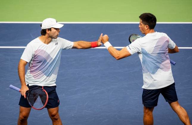 STOCKHOLM 20241017 Dubbelmatchen mellan Gonzalo Escobar (th) och Diego Hidalgo (tv) fran Ecuador mot Hugo Nys fran Monaco och Jan Zielinski fran Polen under Stockholm Open i Kungliga tennishallen. Stockholm SVERIGE x10430x