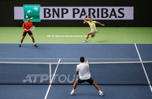STOCKHOLM 20241017 Dubbelmatchen mellan Gonzalo Escobar och Diego Hidalgo fran Ecuador mot Hugo Nys fran Monaco (tv) och Jan Zielinski fran Polen (th) under Stockholm Open i Kungliga tennishallen. Stockholm SVERIGE x10430x