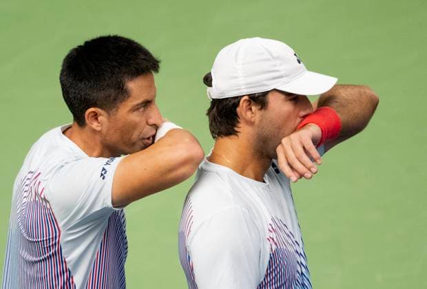 STOCKHOLM 20241017 Dubbelmatchen mellan Gonzalo Escobar (tv) och Diego Hidalgo (th) fran Ecuador mot Hugo Nys fran Monaco och Jan Zielinski fran Polen under Stockholm Open i Kungliga tennishallen. Stockholm SVERIGE x10430x