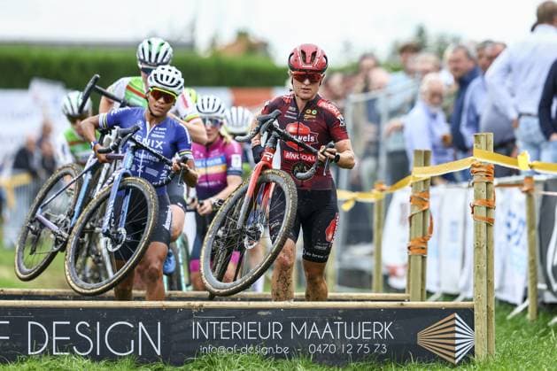 Dutch Denise Betsema and Dutch Ceylin Del Carmen Alvarado pictured in action during the women s elite race of the Kermiscross cyclocross cycling event in Ardooie, Thursday 17 October 2024. DAVIDxPINTENS  x102799657x