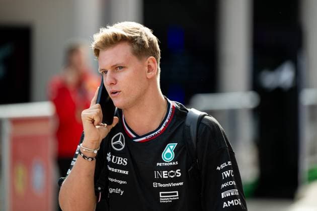 Mick Schumacher (Mercedes AMG Petronas Formula One Team, Test- und Ersatzfahrer) telefoniert mit Smartphone, USA, Formel 1 Weltmeisterschaft, Grand Prix der Vereinigten Staaten von Amerika, Circuit of the Americas Austin, Media Day, 17.10.2024 USA, Formel 1 Weltmeisterschaft, Grand Prix der Vereinigten Staaten von Amerika, Circuit of the Americas Austin, Media Day, 17.10.2024 Austin Copyright: xEibner-Pressefoto Memmlerx EP_MMR