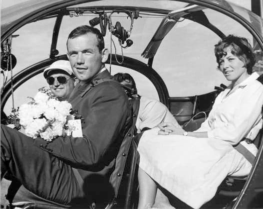 Göteborg 1959-07-05 Ingemar Johansson anländer till Torslanda flygfält efter segern över Floyd Patterson i New York. Färden fortsätter till Nya Ullevi per helikopter där publiken väntar. Boxning x2524x *** Gothenburg 1959 07 05 Ingemar Johansson arrives at Torslanda airfield after his victory over Floyd Patterson in New York The journey continues to Nya Ullevi by helicopter where the audience is waiting Boxing x2524x  Copyright: xKamerareportage TTx