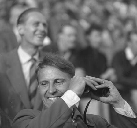 Göteborg 1959-07-04 - Boxaren Ingemar Johansson anländer till Nya Ullevi med helikopter via Torslanda flygfält som nybliven världsmästare i tungviktsboxning - detta är troligen fotbollspelaren Orvar Bergmark