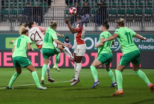 VfL vs. Olympique Lyon, CL Frauen Wolfsburg, 17.10.2024, FUßBALL - VfL Wolfsburg vs. Olympique Lyon, Gruppenrunde Champions League Frauen, Saison 2024 25. Svenja Huth (VfL Wolfsburg), Kadidiatou Diani (Olympique Lyon) Wolfsburg