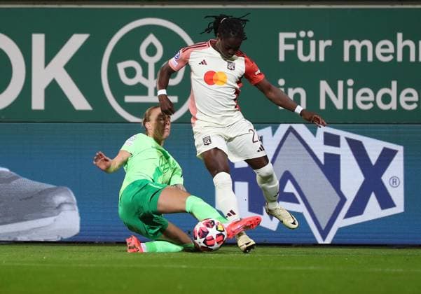 VfL vs. Olympique Lyon, CL Frauen Wolfsburg, 17.10.2024, FUßBALL - VfL Wolfsburg vs. Olympique Lyon, Gruppenrunde Champions League Frauen, Saison 2024 25. Lynn Wilms (VfL Wolfsburg), Tabitha Chawinga (Olympique Lyon) Wolfsburg
