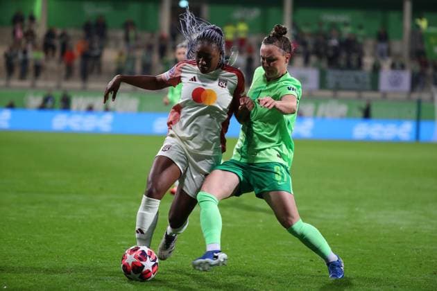 VfL vs. Olympique Lyon, CL Frauen Wolfsburg, 17.10.2024, FUßBALL - VfL Wolfsburg vs. Olympique Lyon, Gruppenrunde Champions League Frauen, Saison 2024 25. Kadidiatou Diani (Olympique Lyon), Marina Hegering (VfL Wolfsburg) Wolfsburg