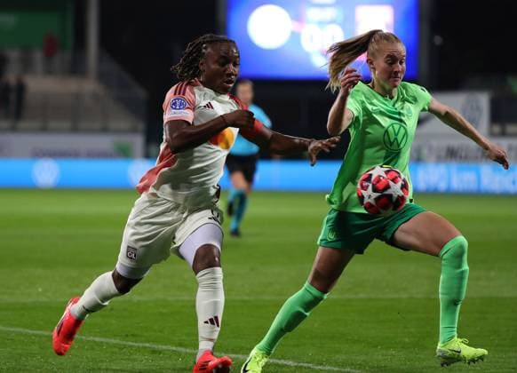 VfL vs. Olympique Lyon, CL Frauen Wolfsburg, 17.10.2024, FUßBALL - VfL Wolfsburg vs. Olympique Lyon, Gruppenrunde Champions League Frauen, Saison 2024 25. Melchie Dumornay (Olympique Lyon), Janina Minge (VfL Wolfsburg) Wolfsburg