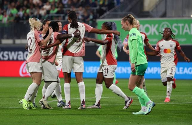 VfL vs. Olympique Lyon, CL Frauen Wolfsburg, 17.10.2024, FUßBALL - VfL Wolfsburg vs. Olympique Lyon, Gruppenrunde Champions League Frauen, Saison 2024 25. Sara Däbritz (Olympique Lyon) jubelt mit der Mannschaft nach ihrem Tor zum 0:1 Wolfsburg