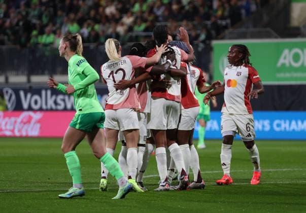 VfL vs. Olympique Lyon, CL Frauen Wolfsburg, 17.10.2024, FUßBALL - VfL Wolfsburg vs. Olympique Lyon, Gruppenrunde Champions League Frauen, Saison 2024 25. Sara Däbritz (Olympique Lyon) jubelt mit der Mannschaft nach ihrem Tor zum 0:1 Wolfsburg
