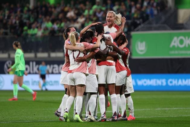 VfL vs. Olympique Lyon, CL Frauen Wolfsburg, 17.10.2024, FUßBALL - VfL Wolfsburg vs. Olympique Lyon, Gruppenrunde Champions League Frauen, Saison 2024 25. Sara Däbritz (Olympique Lyon) jubelt mit der Mannschaft nach ihrem Tor zum 0:1 Wolfsburg