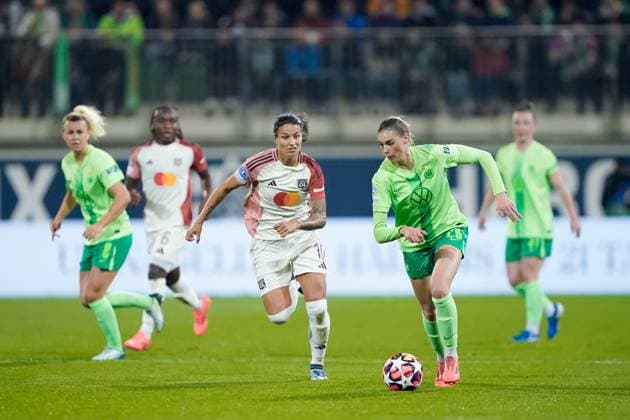 Wolfsburg, Germany, October 17th 2024: Dzsenifer Marozsan (10 Olympique Lyonnais) and Jule Brand (29 VfL Wolfsburg) battle for the ball (duel) during the UEFA Womens Champions League Group stage football match between VfL Wolfsburg and Olympique Lyonnais at AOK Stadion in Wolfsburg, Germany. (Daniela Porcelli SPP) Copyright: xDanielaxPorcellix xSPPx spp-en-DaPoSp-20241017-_DP14958