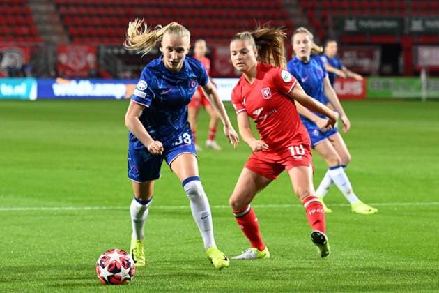 ENSCHEDE - (l-r) Agnes Beever Jones of Chelsea, Kayleigh van Dooren of FC Twente during the UEFA Champions League women s match between FC Twente and Chelsea FC at Stadion De Grolsch Veste on Oct. 17, 2024 in Enschede, Netherlands. ANP Hollandse Hoogte UEFA Women s Champions League 2024 25 Group Stage MD1 2024 25 xVIxANPxSportx xGerritxvanxKeulenxIVx 511096165 originalFilename: 511096165.jpg
