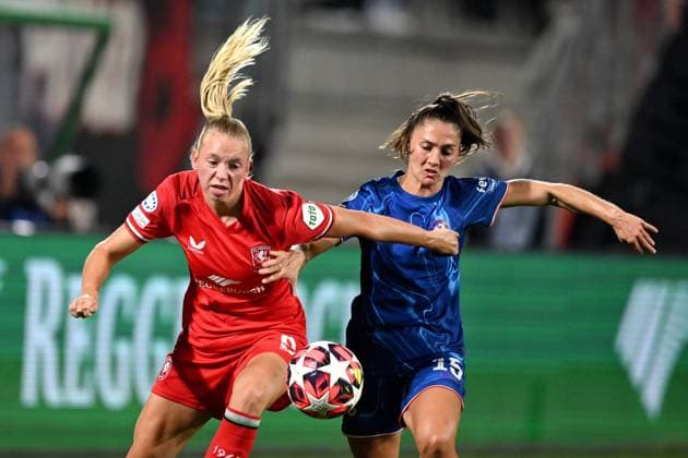 ENSCHEDE - (l-r) Ella Peddemors of FC Twente, Eve Perisset of Chelsea during the UEFA Champions League women s match between FC Twente and Chelsea FC at Stadion De Grolsch Veste on Oct. 17, 2024 in Enschede, Netherlands. ANP Hollandse Hoogte UEFA Women s Champions League 2024 25 Group Stage MD1 2024 25 xVIxANPxSportx xGerritxvanxKeulenxIVx 511097341 originalFilename: 511097341.jpg