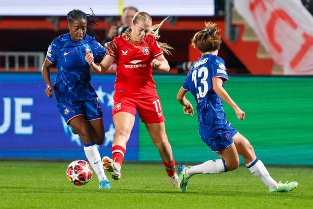 ENSCHEDE, Stadium De Grolsch Veste, 17-10-2024 , season 2024 2025 , UEFA Champions League Women. during the match Twente - Chelsea (women), Chelsea player Oriane Nehemie Jean-Francois FC Twente player Amanda Andradottir Twente - Chelsea (women)  x26485503x Copyright: