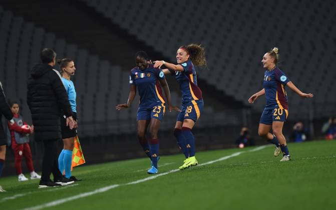 Hawa Cissoko of As Roma celebrates after scoring the first goal of his team with teammates during the UEFA Women s Champions League match between Galatasaray A.S. and AS Roma at Ataturk Olympic Stadium on October 17, 2024 in Istanbul, Turkey. Istanbul Ataturk Olympic Stadium Turkey Copyright: xSeskimphotox Galatasaray-Roma-171024 (100)
