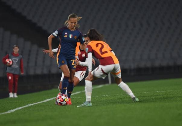 Ecem Cumert of Galatasaray and Frederikke Thogersen of As Roma during the UEFA Women s Champions League match between Galatasaray A.S. and AS Roma at Ataturk Olympic Stadium on October 17, 2024 in Istanbul, Turkey. Istanbul Ataturk Olympic Stadium Turkey Copyright: xSeskimphotox Galatasaray-Roma-171024 (129)
