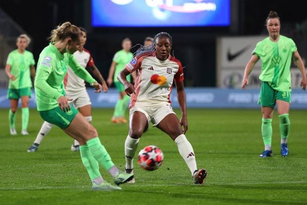 VfL vs. Olympique Lyon, CL Frauen Wolfsburg, 17.10.2024, FUßBALL - VfL Wolfsburg vs. Olympique Lyon, Gruppenrunde Champions League Frauen, Saison 2024 25. Jule Brand (VfL Wolfsburg), Kadidiatou Diani (Olympique Lyon) Wolfsburg