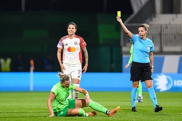 Fußball I Frauen I Saison 2024-2025 I Champions League I VfL Wolfsburg - Olympique Lyon I 17.10.2024 Schiedsrichterin Desiree Grundbacher aus der Schweiz zeigt Dzsenifer Marozsan (10, Olympique Lyon) (rechts) die gelbe Karte für das Foul an Alexandra Popp (11, VfL Wolfsburg) (am Boden sitzend) Wolfsburg AOK Stadion Niedersachsen Deutschland Copyright: xLobeca InesxHähnelx