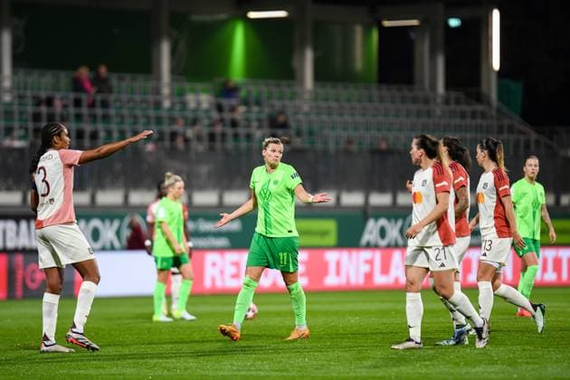 Fußball I Frauen I Saison 2024-2025 I Champions League I VfL Wolfsburg - Olympique Lyon I 17.10.2024 Alexandra Popp (11, VfL Wolfsburg) (Mitte) hebt unschuldig die Arme nach der gelben Karte gegen Dzsenifer Marozsan (10, Olympique Lyon) Wolfsburg AOK Stadion Niedersachsen Deutschland Copyright: xLobeca InesxHähnelx