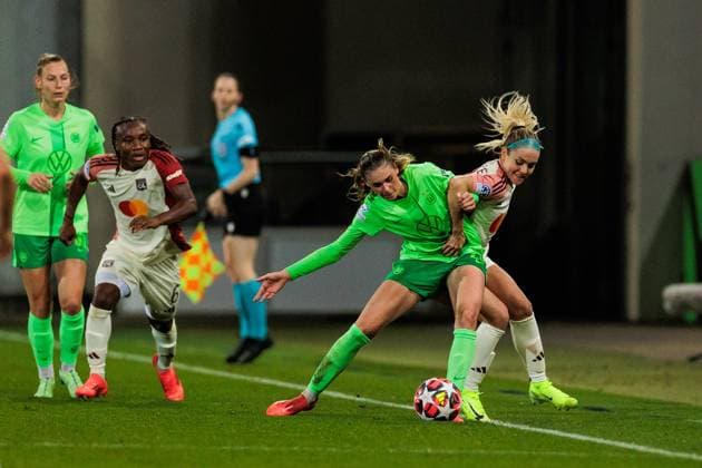 UEFA Women’s Champions League: VfL Wolfsburg - Olympique Lyonnais; 17.10.2024 Zweikampf Jule Brand (VfL Wolfsburg, 29), Ellie Carpenter (Olympique Lyonnais, 12) UEFA Women’s Champions League: VfL Wolfsburg - Olympique Lyonnais, Wolfsburg, AOK Stadion am 17.10.2024 Copyright: xBEAUTIFULxSPORTS Wunderlx