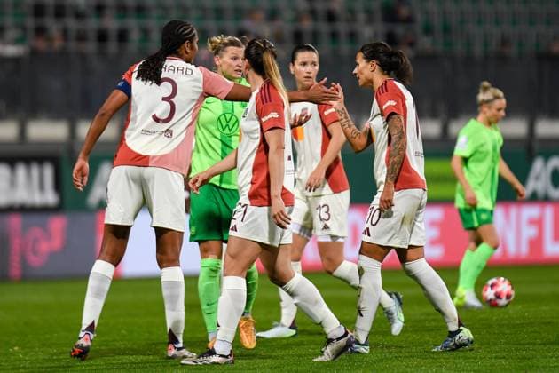 Fußball I Frauen I Saison 2024-2025 I Champions League I VfL Wolfsburg - Olympique Lyon I 17.10.2024 Wendie Renard (3, Olympique Lyon) (links) greift beschwichtigend ein, als Dzsenifer Marozsan (10, Olympique Lyon) (rechts) noch immer mit Alexandra Popp (11, VfL Wolfsburg) (2.v.l.) diskutiert Wolfsburg AOK Stadion Niedersachsen Deutschland Copyright: xLobeca InesxHähnelx