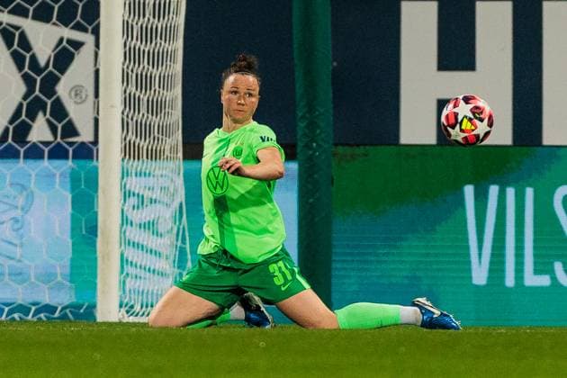 UEFA Women’s Champions League: VfL Wolfsburg - Olympique Lyonnais; 17.10.2024 Marina Hegering (VfL Wolfsburg, 31) verteidigt einen Torschuss UEFA Women’s Champions League: VfL Wolfsburg - Olympique Lyonnais, Wolfsburg, AOK Stadion am 17.10.2024 Copyright: xBEAUTIFULxSPORTS Wunderlx