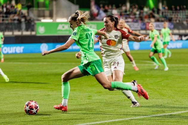 UEFA Women’s Champions League: VfL Wolfsburg - Olympique Lyonnais; 17.10.2024 Zweikampf Vivien Endemann (VfL Wolfsburg, 25), Vanessa Gilles (Olympique Lyonnais, 21) UEFA Women’s Champions League: VfL Wolfsburg - Olympique Lyonnais, Wolfsburg, AOK Stadion am 17.10.2024 Copyright: xBEAUTIFULxSPORTS Wunderlx