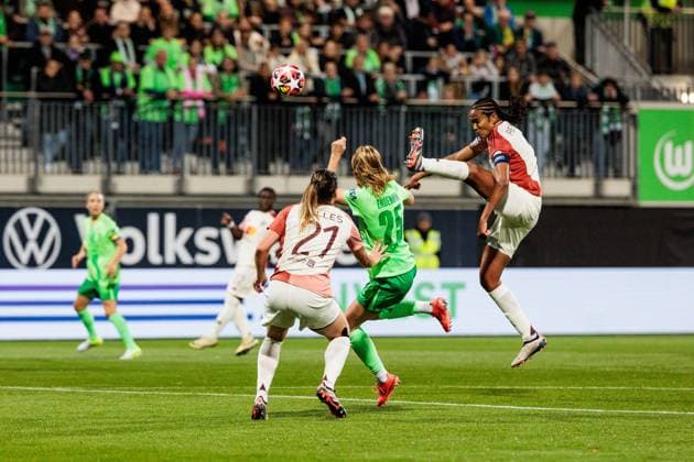 Sport Bilder des Tages UEFA Women’s Champions League: VfL Wolfsburg - Olympique Lyonnais; 17.10.2024 Zweikampf Vanessa Gilles (Olympique Lyonnais, 21), Vivien Endemann (VfL Wolfsburg, 25), Wendie Renard (Olympique Lyonnais, 3) kickt den Ball weg UEFA Women’s Champions League: VfL Wolfsburg - Olympique Lyonnais, Wolfsburg, AOK Stadion am 17.10.2024 Copyright: xBEAUTIFULxSPORTS Wunderlx
