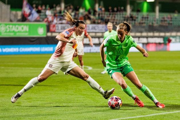 UEFA Women’s Champions League: VfL Wolfsburg - Olympique Lyonnais; 17.10.2024 Zweikampf Vanessa Gilles (Olympique Lyonnais, 21), Vivien Endemann (VfL Wolfsburg, 25) UEFA Women’s Champions League: VfL Wolfsburg - Olympique Lyonnais, Wolfsburg, AOK Stadion am 17.10.2024 Copyright: xBEAUTIFULxSPORTS Wunderlx