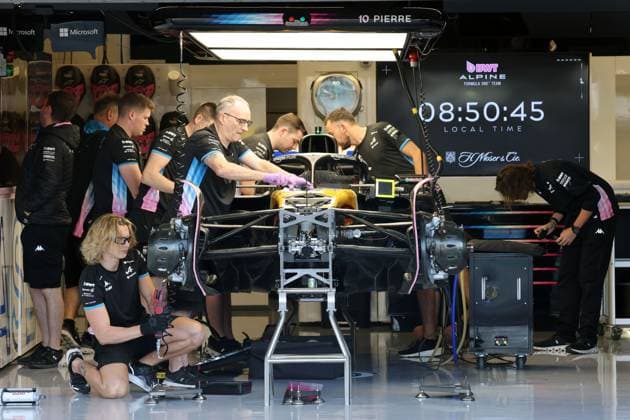 Mechaniker arbeiten am Alpine von Pierre Gasly , Formel 1 Pirelli Grand Prix, FIA F1 Weltmeisterschaft, Circuit of Amerika, Austin Texas, 17.10.2024, USA, Vorbereitung auf das Wochenende
