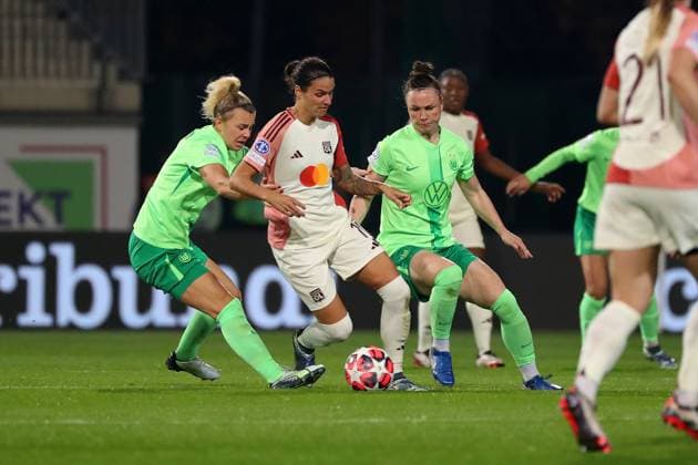 VfL vs. Olympique Lyon, CL Frauen Wolfsburg, 17.10.2024, FUßBALL - VfL Wolfsburg vs. Olympique Lyon, Gruppenrunde Champions League Frauen, Saison 2024 25. Lena Lattwein (VfL Wolfsburg), Dzsenifer Marozsan (Olympique Lyon), Marina Hegering (VfL Wolfsburg) Wolfsburg
