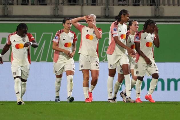 VfL vs. Olympique Lyon, CL Frauen Wolfsburg, 17.10.2024, FUßBALL - VfL Wolfsburg vs. Olympique Lyon, Gruppenrunde Champions League Frauen, Saison 2024 25. Lindsey Horan (Olympique Lyon) jubelt mit der Mannschaft nach ihrem Elfmetertor zum 0:2 Wolfsburg