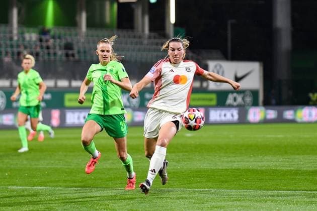 Fußball I Frauen I Saison 2024-2025 I Champions League I VfL Wolfsburg - Olympique Lyon I 17.10.2024 Zweikampf Vivien Endemann (25, VfL Wolfsburg) gegen Vanessa Gilles (21, Olympique Lyon) (rechts) Wolfsburg AOK Stadion Niedersachsen Deutschland Copyright: xLobeca InesxHähnelx