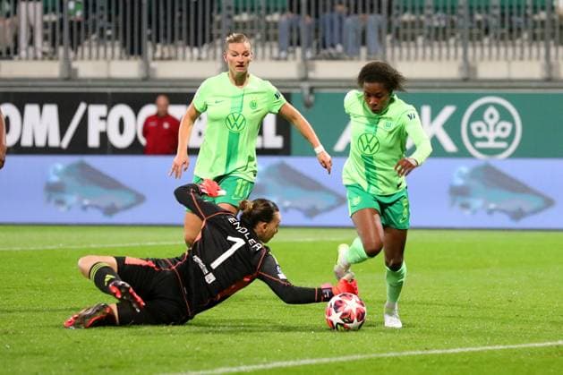 Sport Bilder des Tages VfL vs. Olympique Lyon, CL Frauen Wolfsburg, 17.10.2024, FUßBALL - VfL Wolfsburg vs. Olympique Lyon, Gruppenrunde Champions League Frauen, Saison 2024 25. Torfrau Christiane Endler (Olympique Lyon), Lineth Beerensteyn (VfL Wolfsburg) Wolfsburg