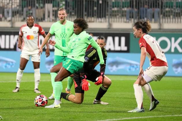 VfL vs. Olympique Lyon, CL Frauen Wolfsburg, 17.10.2024, FUßBALL - VfL Wolfsburg vs. Olympique Lyon, Gruppenrunde Champions League Frauen, Saison 2024 25. Lineth Beerensteyn (VfL Wolfsburg), Torfrau Christiane Endler (Olympique Lyon), Damaris Egurrola (Olympique Lyon) Wolfsburg