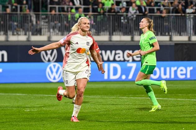 Fußball I Frauen I Saison 2024-2025 I Champions League I VfL Wolfsburg - Olympique Lyon I 17.10.2024 Torjubel Lindsey Horan (26, Olympique Lyon) (links) nach verwandelten Elfmeter Strafstoß, Janina Minge (6, VfL Wolfsburg) (rechts) hat zuvor den Elfmeter verursacht Wolfsburg AOK Stadion Niedersachsen Deutschland Copyright: xLobeca InesxHähnelx