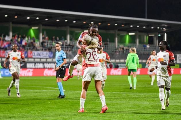Sport Bilder des Tages Fußball I Frauen I Saison 2024-2025 I Champions League I VfL Wolfsburg - Olympique Lyon I 17.10.2024 Torjubel Melchie Dumornay (6, Olympique Lyon) springt hoch auf Lindsey Horan (26, Olympique Lyon), Melchie Dumornay (6, Olympique Lyon) hat zuvor den Elfmeter heraus geholt, als sie von Minge im Strafraum gefoult wurde, Lindsey Horan (26, Olympique Lyon) hat den Elfmeter zum 2:0 verwandelt Wolfsburg AOK Stadion Niedersachsen Deutschland Copyright: xLobeca InesxHähnelx