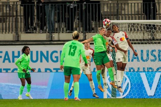 UEFA Women’s Champions League: VfL Wolfsburg - Olympique Lyonnais; 17.10.2024 Kopfballduell Alexandra Popp (VfL Wolfsburg, 11, 100. UEFA Champions League Spiel), Wendie Renard (Olympique Lyonnais, 3) UEFA Women’s Champions League: VfL Wolfsburg - Olympique Lyonnais, Wolfsburg, AOK Stadion am 17.10.2024 Copyright: xBEAUTIFULxSPORTS Wunderlx
