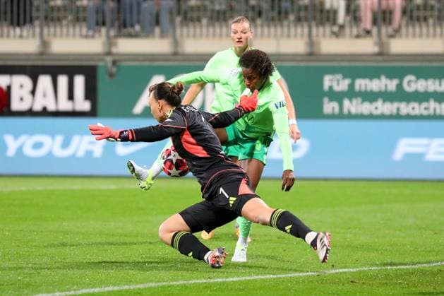 VfL vs. Olympique Lyon, CL Frauen Wolfsburg, 17.10.2024, FUßBALL - VfL Wolfsburg vs. Olympique Lyon, Gruppenrunde Champions League Frauen, Saison 2024 25. Torfrau Christiane Endler (Olympique Lyon), Lineth Beerensteyn (VfL Wolfsburg) Wolfsburg