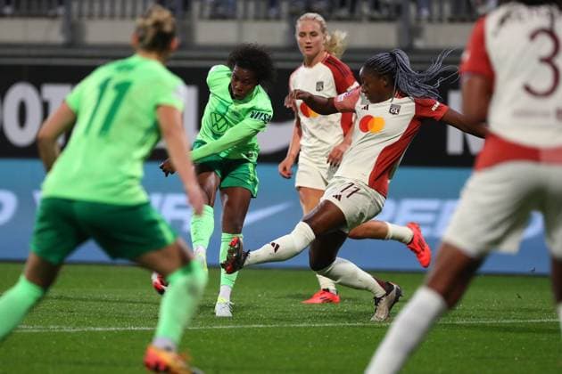 VfL vs. Olympique Lyon, CL Frauen Wolfsburg, 17.10.2024, FUßBALL - VfL Wolfsburg vs. Olympique Lyon, Gruppenrunde Champions League Frauen, Saison 2024 25. Lineth Beerensteyn (VfL Wolfsburg), Kadidiatou Diani (Olympique Lyon) Wolfsburg