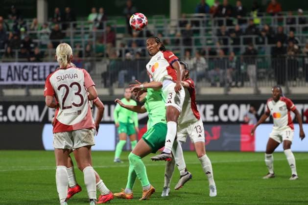 VfL vs. Olympique Lyon, CL Frauen Wolfsburg, 17.10.2024, FUßBALL - VfL Wolfsburg vs. Olympique Lyon, Gruppenrunde Champions League Frauen, Saison 2024 25. Wendie Renard (Olympique Lyon), Alexandra Popp (VfL Wolfsburg) Wolfsburg