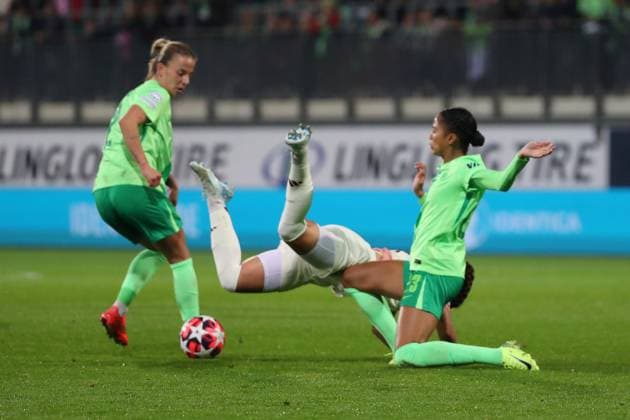 VfL vs. Olympique Lyon, CL Frauen Wolfsburg, 17.10.2024, FUßBALL - VfL Wolfsburg vs. Olympique Lyon, Gruppenrunde Champions League Frauen, Saison 2024 25. Lynn Wilms (VfL Wolfsburg), Sveindis Jonsdottir (VfL Wolfsburg) Wolfsburg