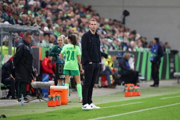 VfL vs. Olympique Lyon, CL Frauen Wolfsburg, 17.10.2024, FUßBALL - VfL Wolfsburg vs. Olympique Lyon, Gruppenrunde Champions League Frauen, Saison 2024 25. Cheftrainer Tommy Stroot (VfL Wolfsburg) Wolfsburg
