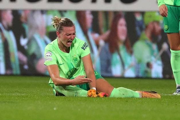 VfL vs. Olympique Lyon, CL Frauen Wolfsburg, 17.10.2024, FUßBALL - VfL Wolfsburg vs. Olympique Lyon, Gruppenrunde Champions League Frauen, Saison 2024 25. Alexandra Popp (VfL Wolfsburg) liegt verletzt am Boden. Wolfsburg