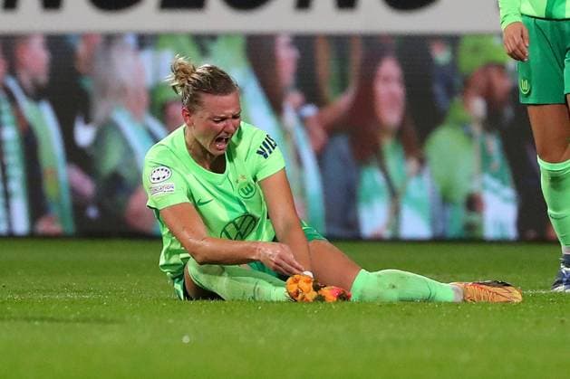 Bilder des Jahres 2024, Sport 10 Oktober Sport Themen der Woche KW42 Sport Bilder des Tages VfL vs. Olympique Lyon, CL Frauen Wolfsburg, 17.10.2024, FUßBALL - VfL Wolfsburg vs. Olympique Lyon, Gruppenrunde Champions League Frauen, Saison 2024 25. Alexandra Popp (VfL Wolfsburg) liegt verletzt am Boden. Wolfsburg *** VfL vs Olympique Lyon, CL Women Wolfsburg, 17 10 2024, FOOTBALL VfL Wolfsburg vs Olympique Lyon, group round Champions League Women, season 2024 25 Alexandra Popp VfL Wolfsburg lies injured on the ground Wolfsburg
