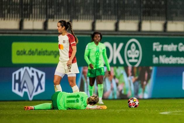 UEFA Women’s Champions League: VfL Wolfsburg - Olympique Lyonnais; 17.10.2024 Alexandra Popp (VfL Wolfsburg, 11, 100. UEFA Champions League Spiel) muss angeschlagen auf dem Platz behandelt werden UEFA Women’s Champions League: VfL Wolfsburg - Olympique Lyonnais, Wolfsburg, AOK Stadion am 17.10.2024 Copyright: xBEAUTIFULxSPORTS Wunderlx