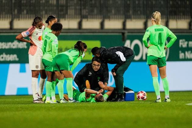 UEFA Women’s Champions League: VfL Wolfsburg - Olympique Lyonnais; 17.10.2024 Alexandra Popp (VfL Wolfsburg, 11, 100. UEFA Champions League Spiel) muss angeschlagen auf dem Platz behandelt werden UEFA Women’s Champions League: VfL Wolfsburg - Olympique Lyonnais, Wolfsburg, AOK Stadion am 17.10.2024 Copyright: xBEAUTIFULxSPORTS Wunderlx